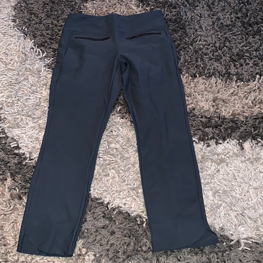 Athleta cropped gym pant Size M good cond front zippered pockets